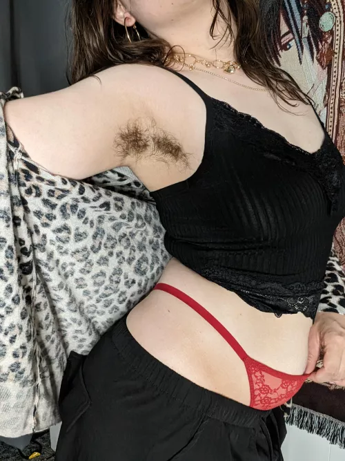 Hairy pits on a milf.. I think that might be heaven 