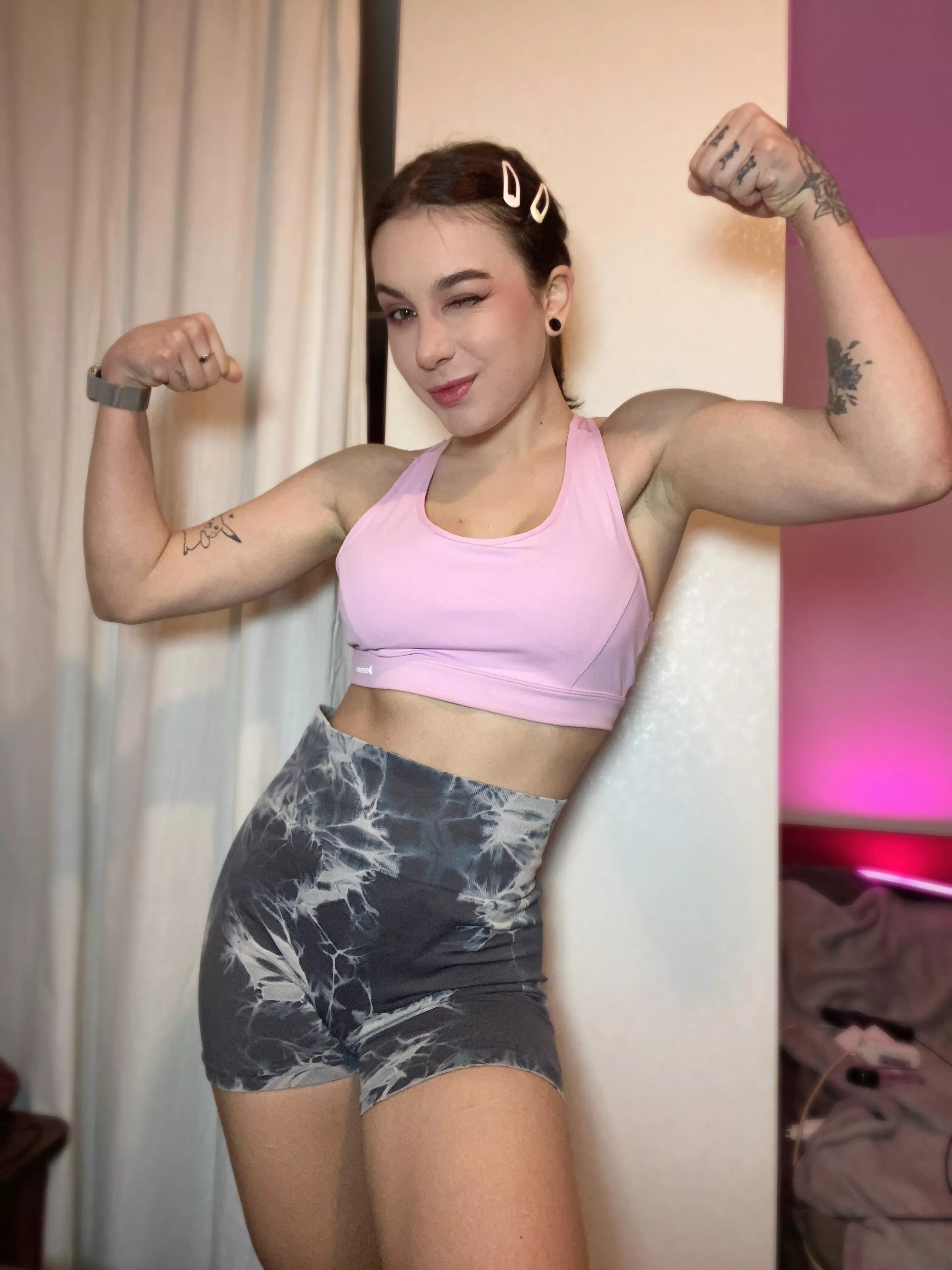 I want to see your gaze on my butt in short shorts