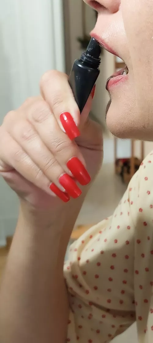 Do u have another hot and wet lipstick? 