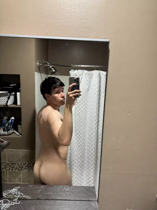 How’s my booty looking bros 😁