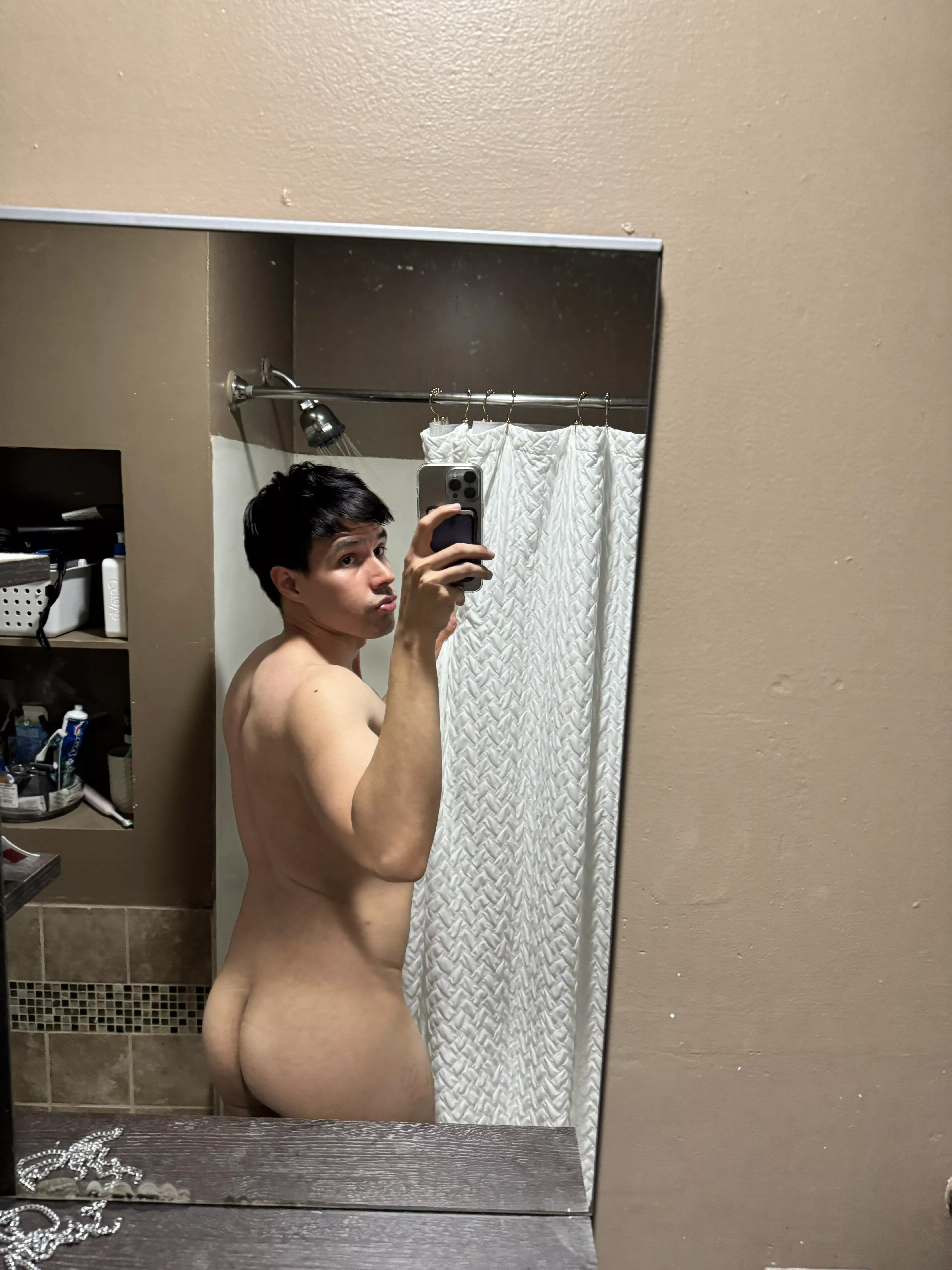 How’s my booty looking bros 😁