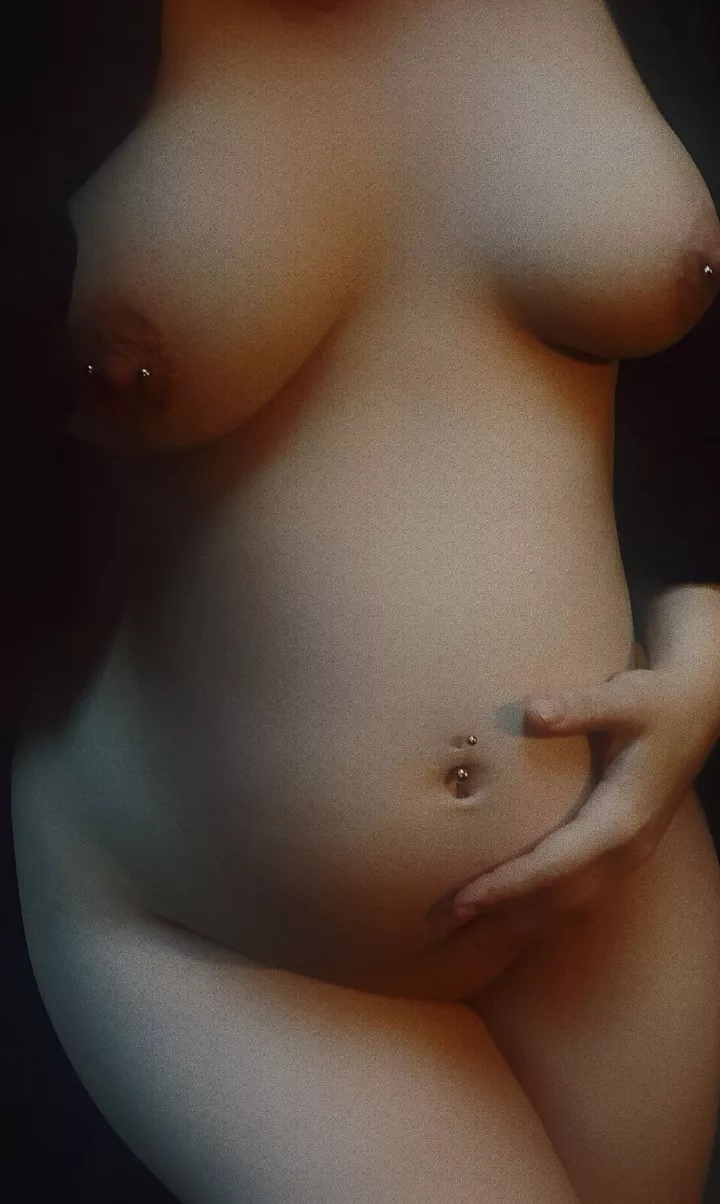 I love to see my pregnant belly grow 😏