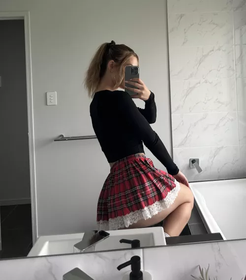 In this skirt, I'm sure I'll pass the exam, aren't I?