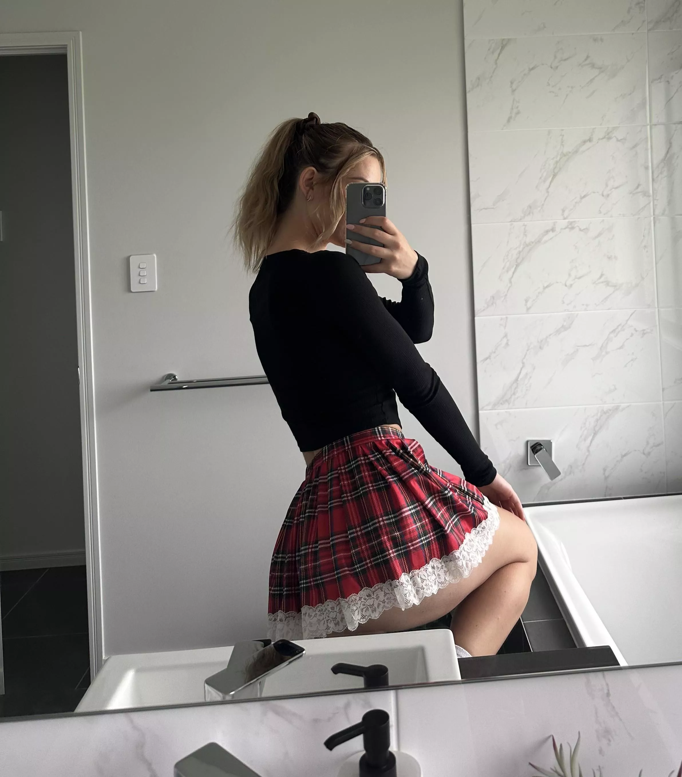 In this skirt, I'm sure I'll pass the exam, aren't I?