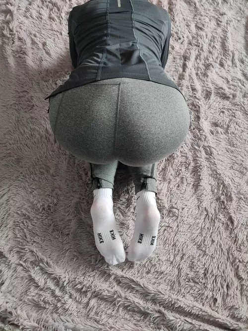 The perfect amount of cushioning on these white ankle socks feel so nice on my feet. Bet you wish you could feel them too.