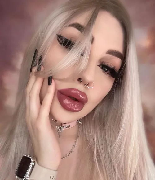 black nails are my fav 🕷️🖤