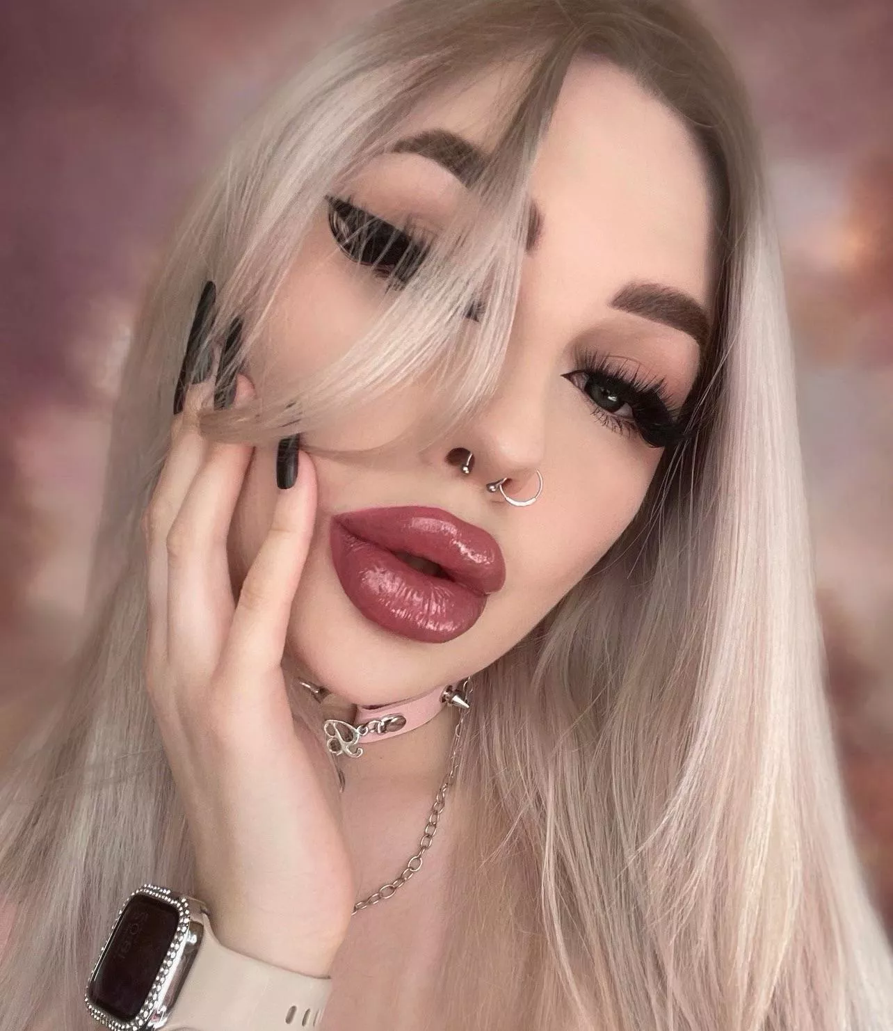 black nails are my fav 🕷️🖤