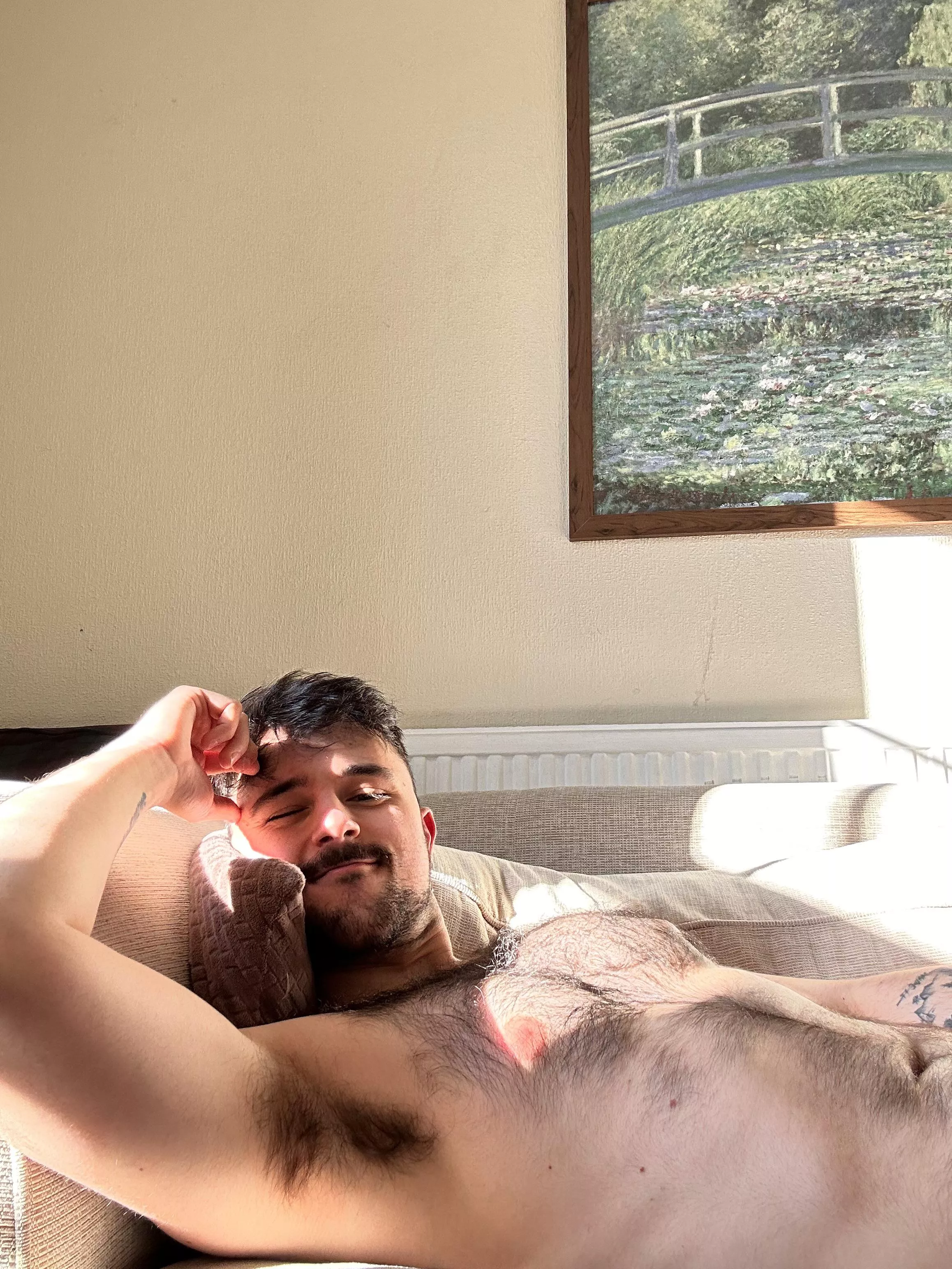 Any bros for a cuddle ?