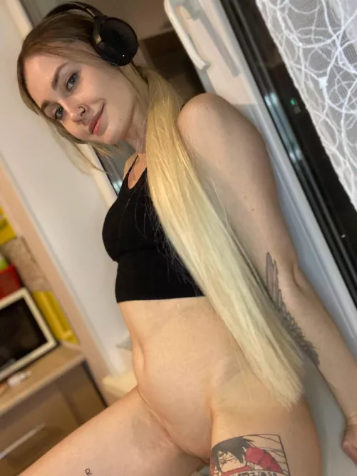 Blonde long hair in all nerdy