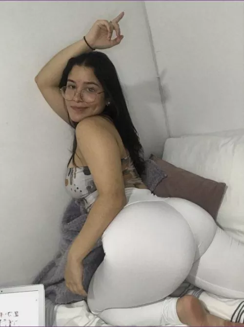 Don’t you love a white leggings