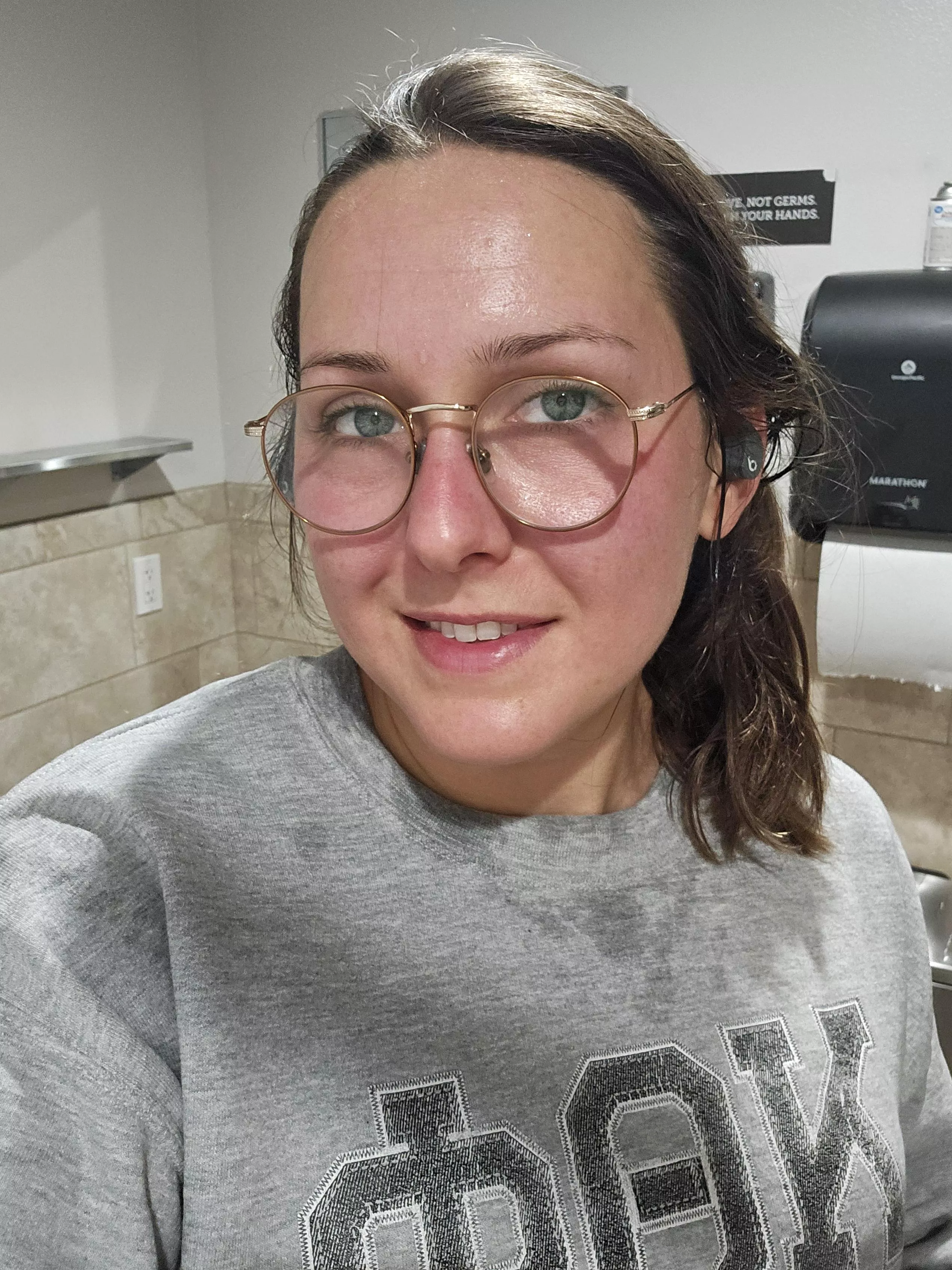 Grungy sweaty selfies > overly done up selfies 