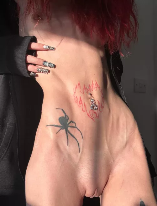 I haven’t posted here in a while… here’s some fit goth coochie