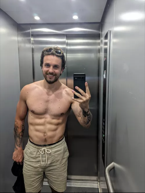 Join me in the elevator 😜💪