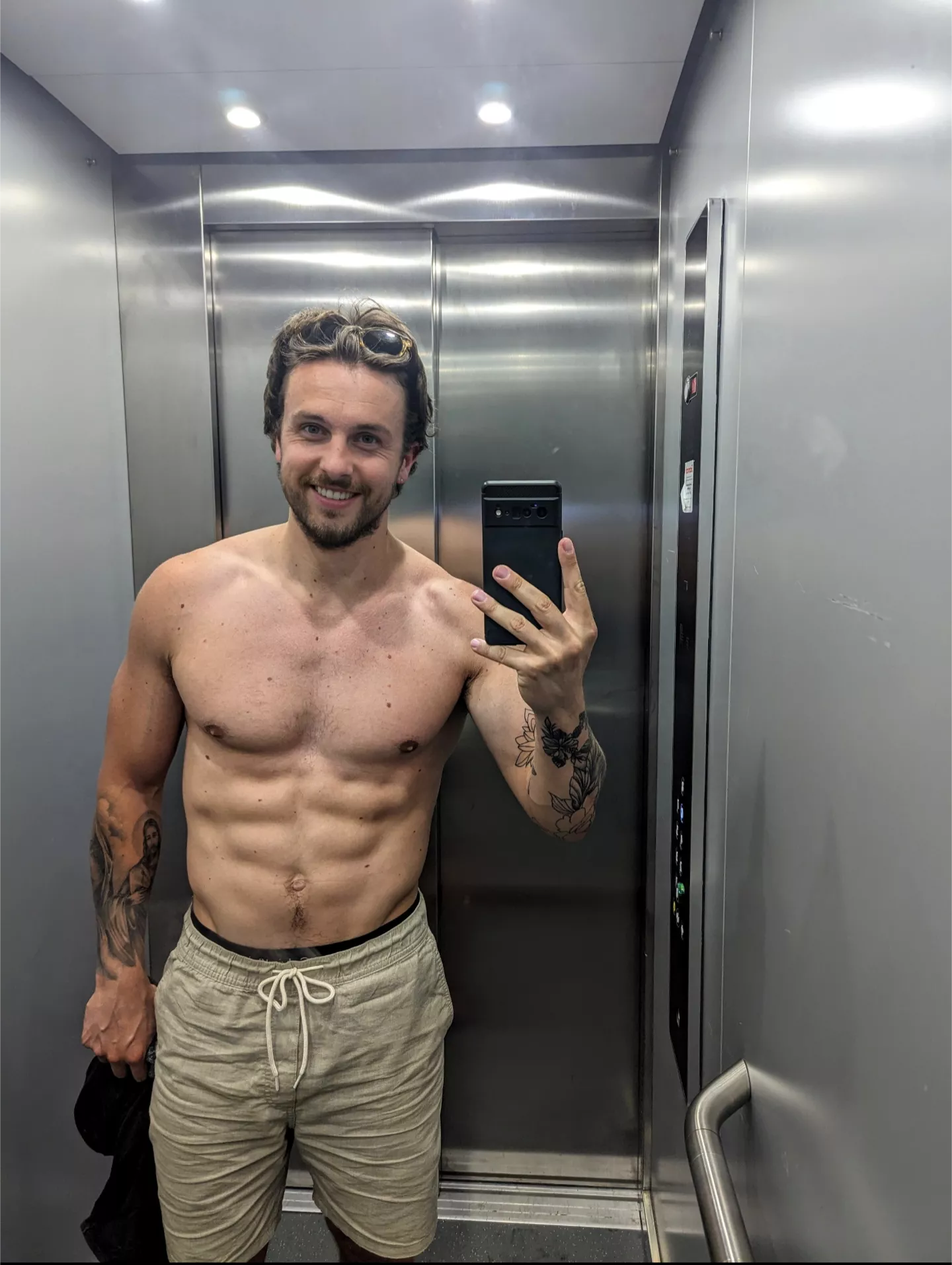 Join me in the elevator 😜💪