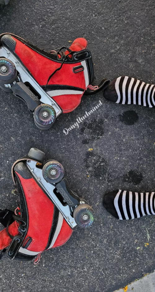 Leaving sweaty prints after a long skate session 🛼💦