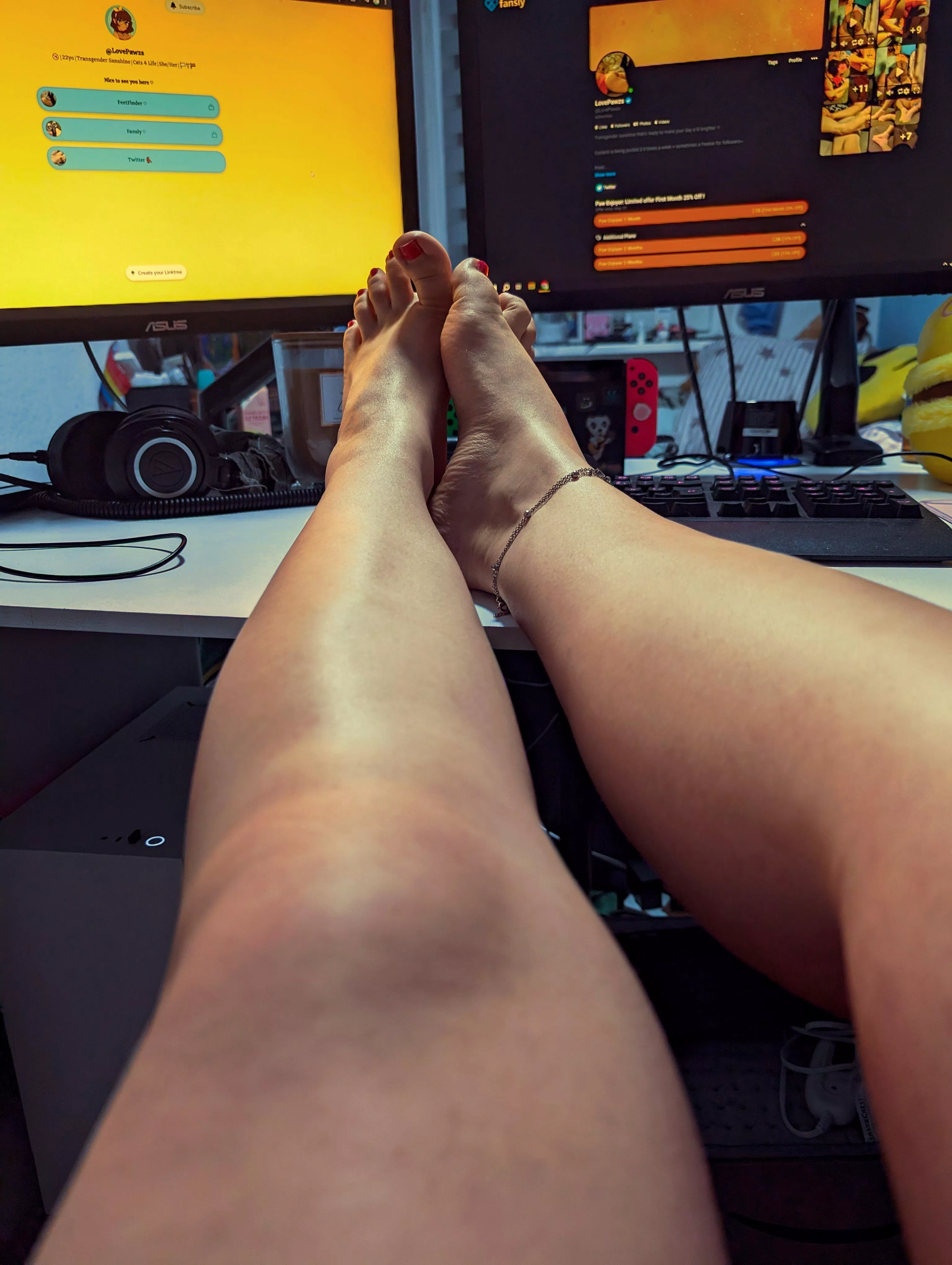 Love to sit naked in my room on these hot days ♡