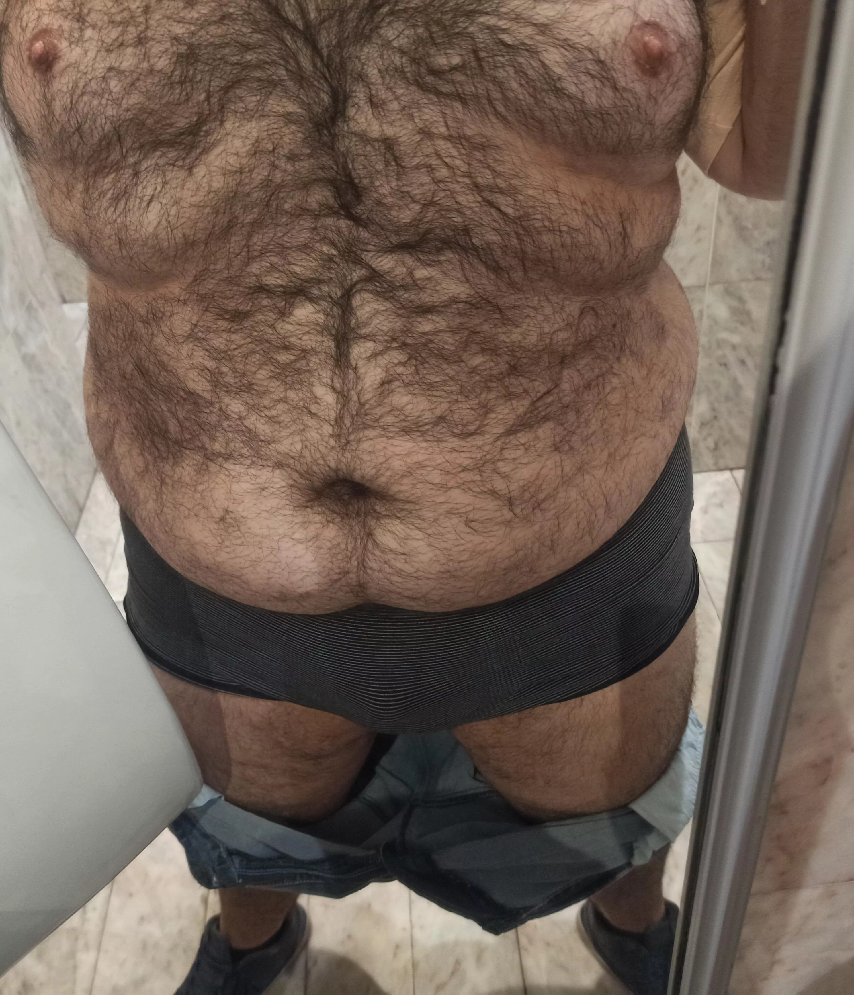 Bored at work. Looking for someone to stroke my chest hair