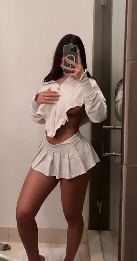 hard to keep my boobs covered in this top