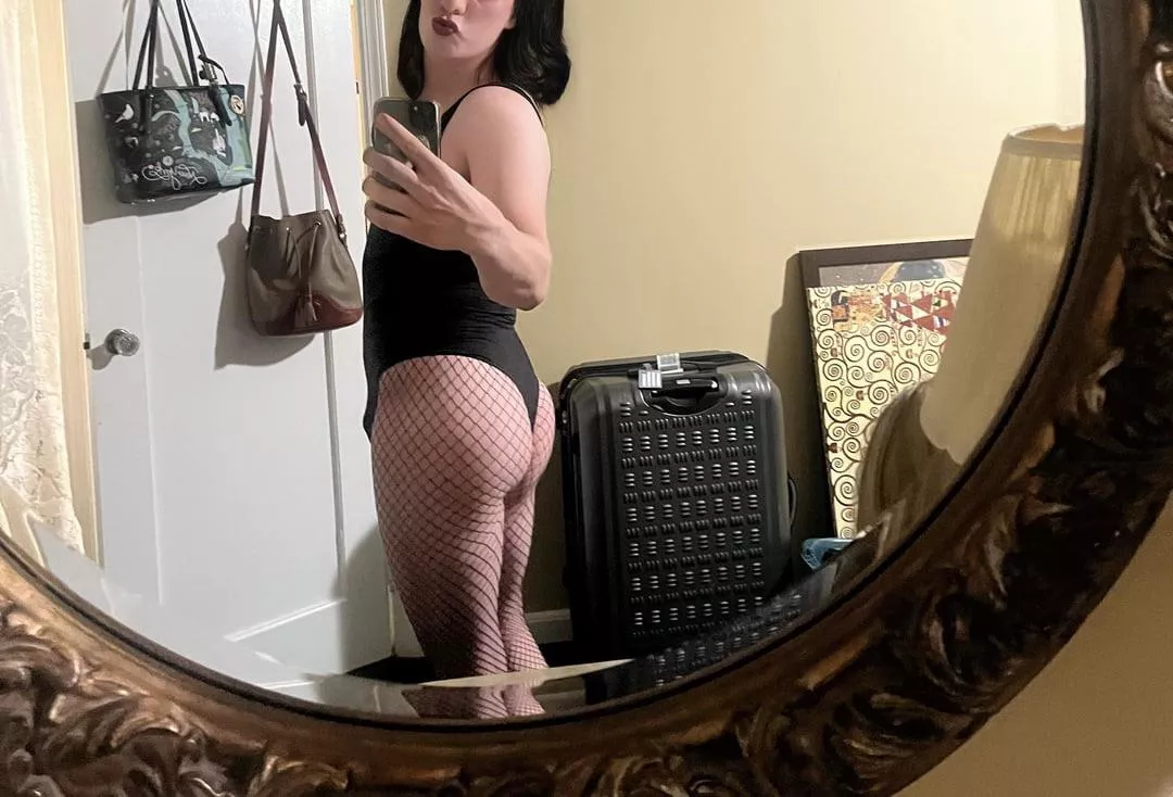 I hate how small my booty is