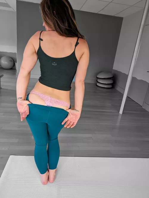 I like to tease with my thong 