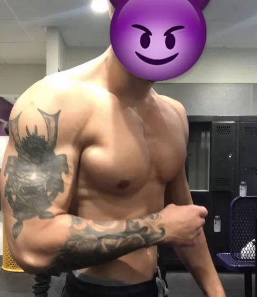 Just another day flexin at the gym’s locker room 😎😈