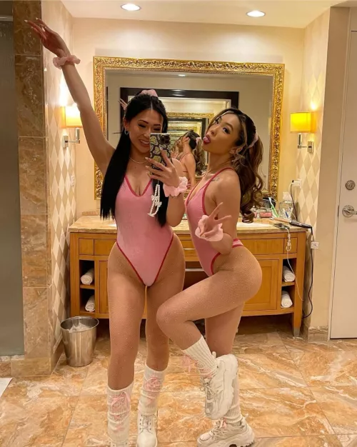 Left or right festival babes ⬅️➡️