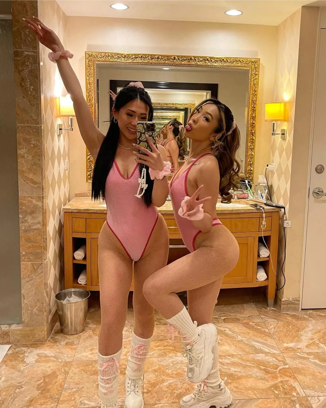 Left or right festival babes ⬅️➡️