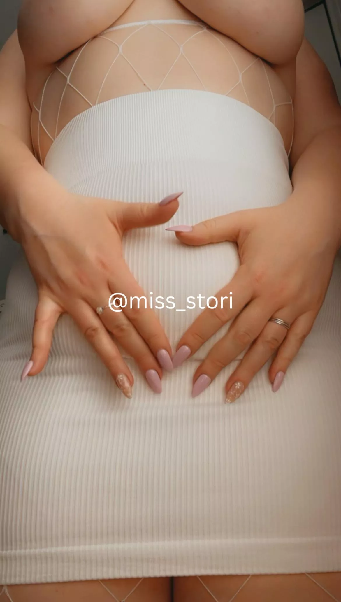 My pretty nails should be touching your body. 