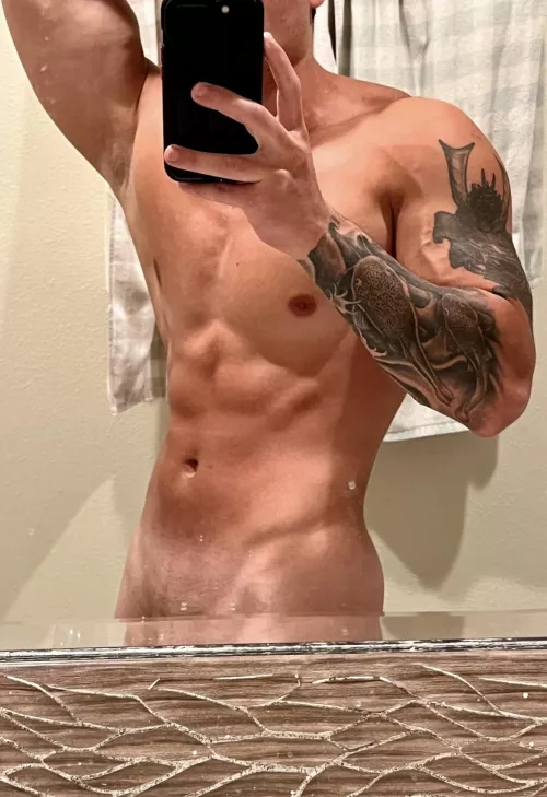 6’3 225lbs here ;) Do I still got that V? 😈😘