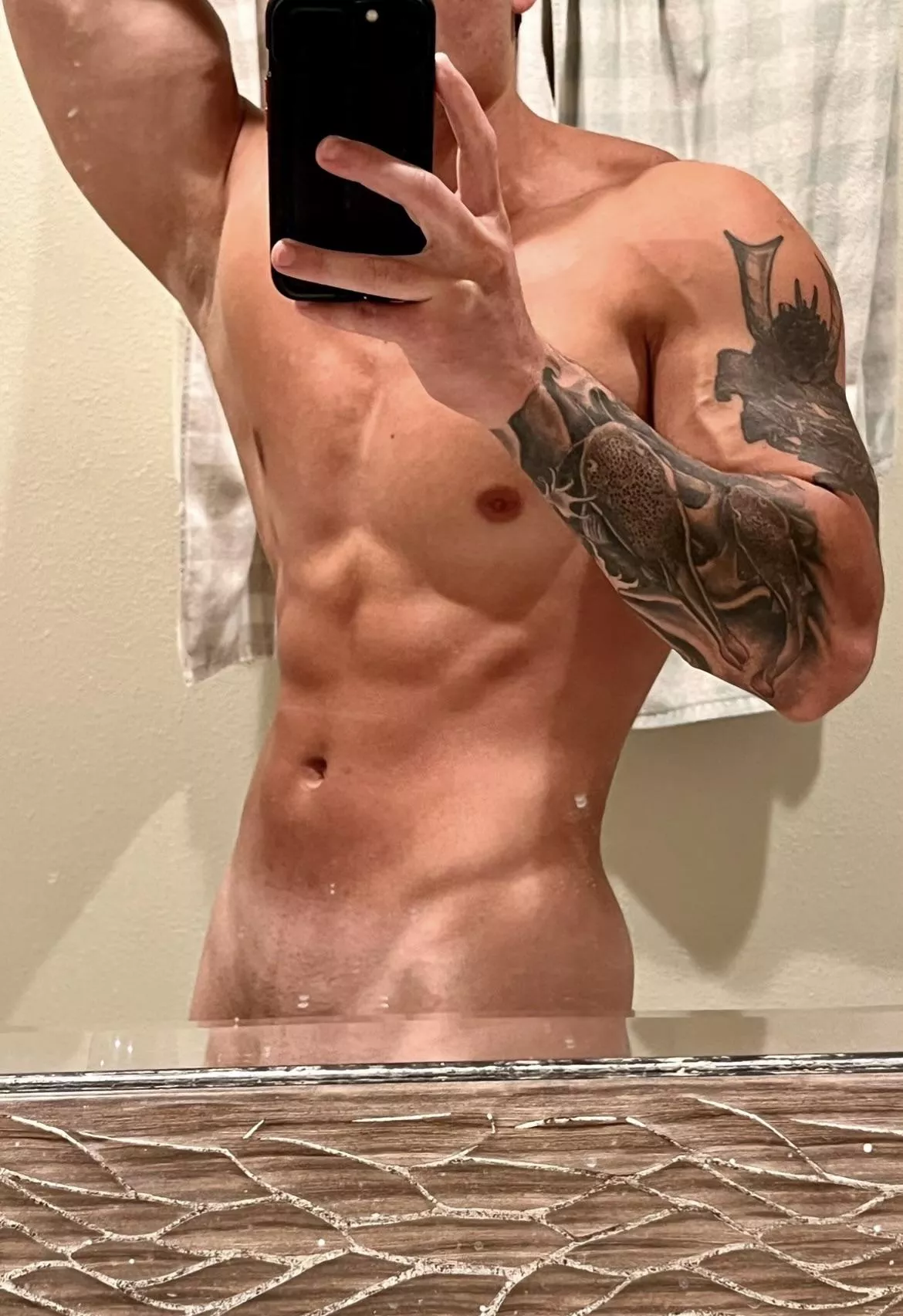 6’3 225lbs here ;) Do I still got that V? 😈😘