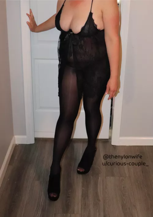 Shiny black nylons 🖤