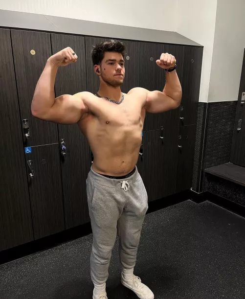 Any guys wanna play Fortnite with my bf? DMs are open ;)