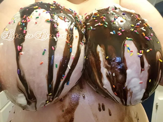 Anyone in the mood for an ice cream sundae? I can share! 🤭