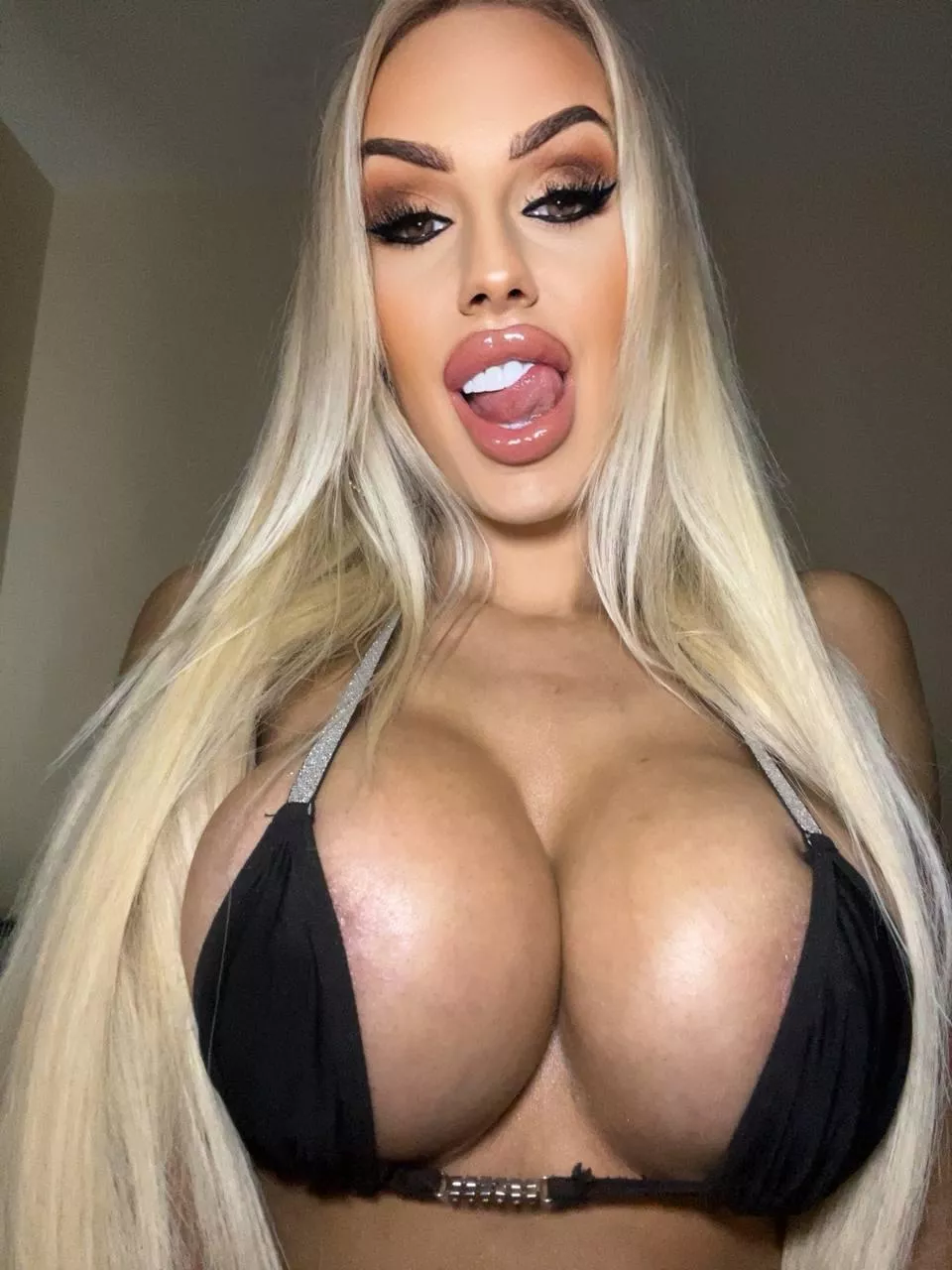 Handfuls, mouthfuls I don't care just touch me as your bimbo