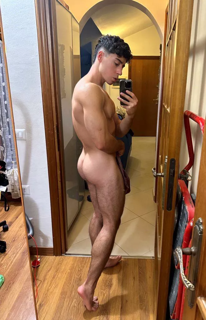 How would you react if your 6’4 best friend showed you his massive 🍑?