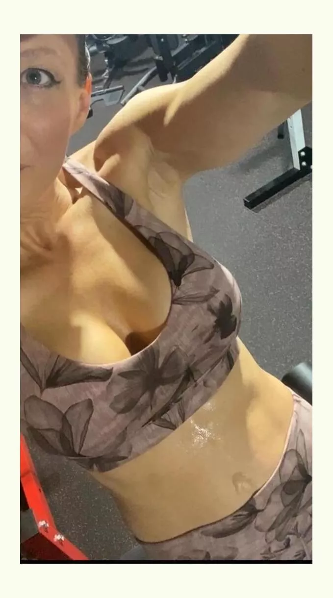 I wonder if men really think sweat is sexy…maybe it’s pberomones (F)