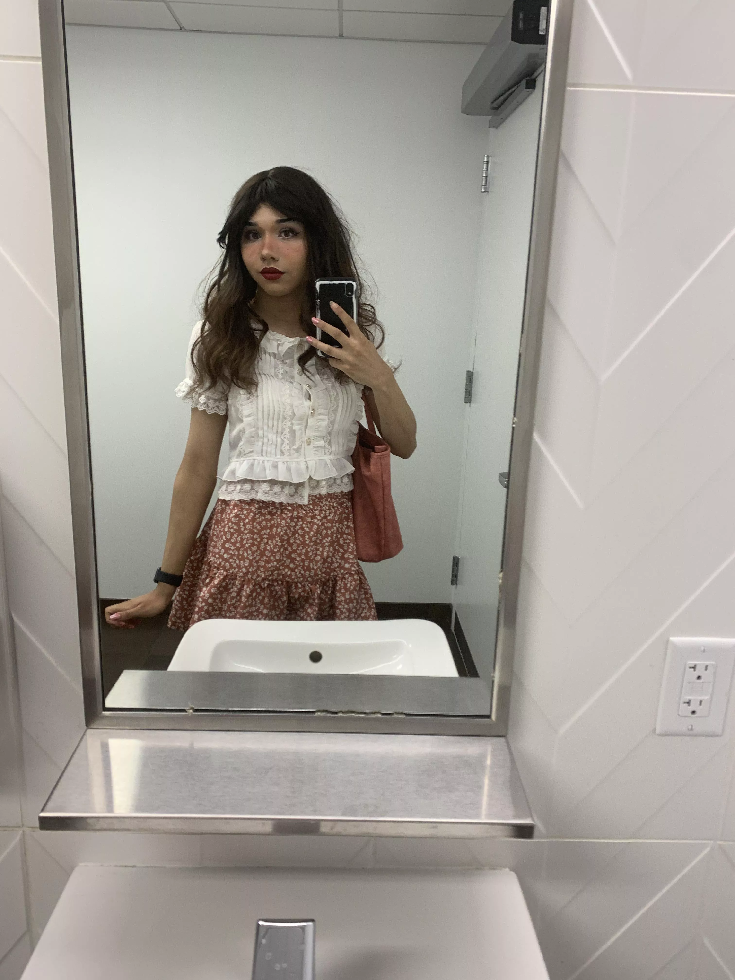 Just a cute little bathroom selfie while in was out shopping 🛍️