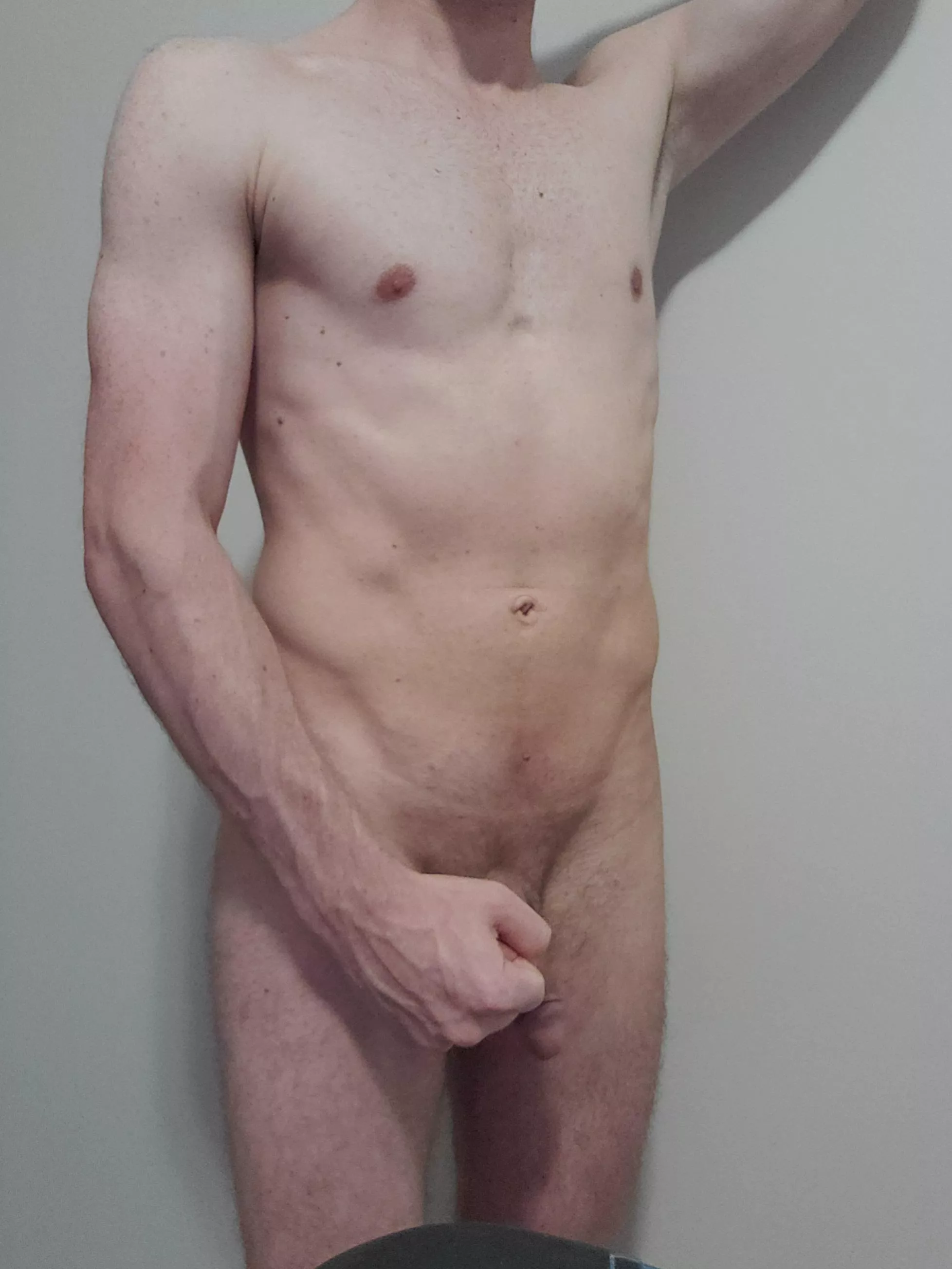 (m) 27 Been working out for the last few months, trying to tone my stomach and bulk up my arms.