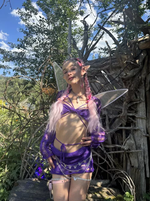 Raver and streamer babe