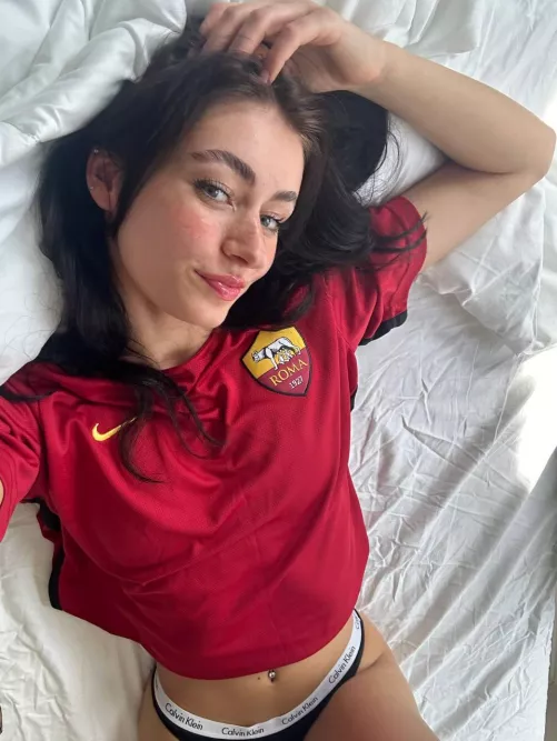 Cute little crop top selfie :)