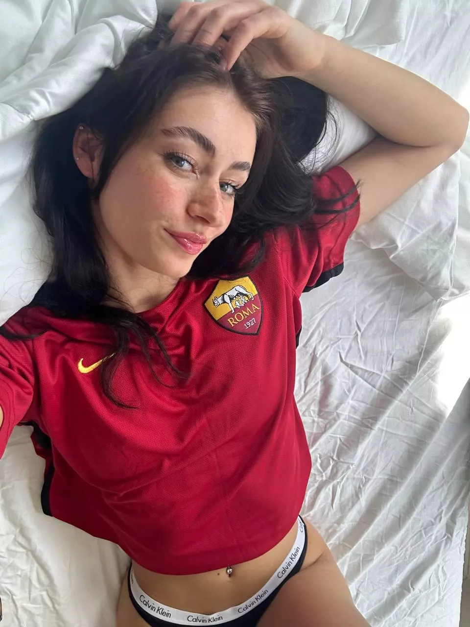 Cute little crop top selfie :)