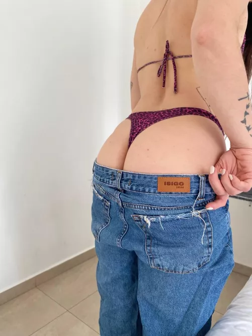 My ass is so white that a little slap will turn it red