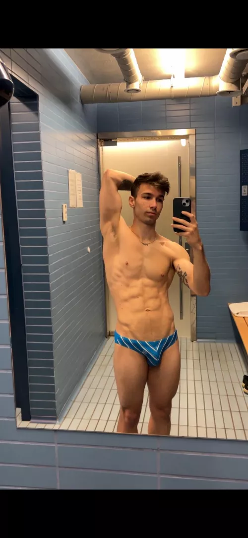 Would you have fun with me at the pool even tho its risky?😋