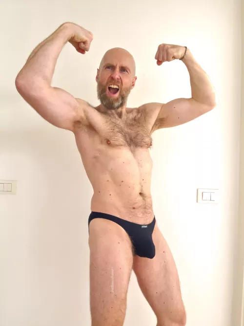 Who would like to get a whiff of daddy's pits and bulge after his workout at the gym?