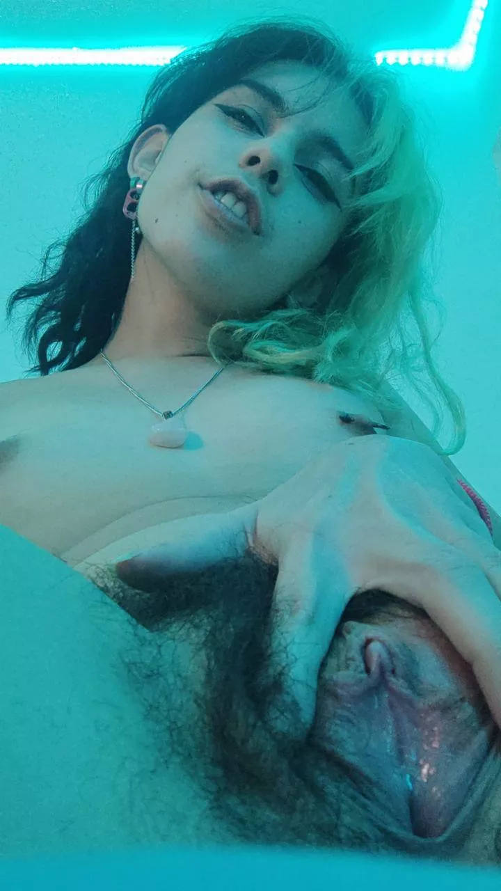 come put your tongue here right now