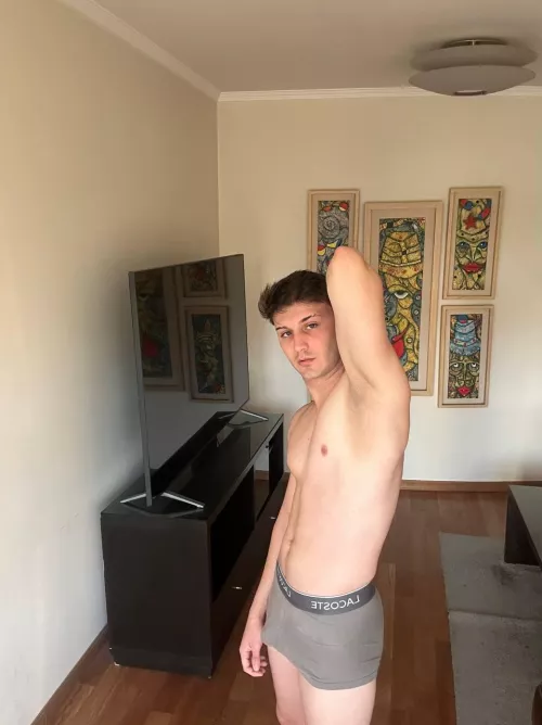 The TV is big as me :3