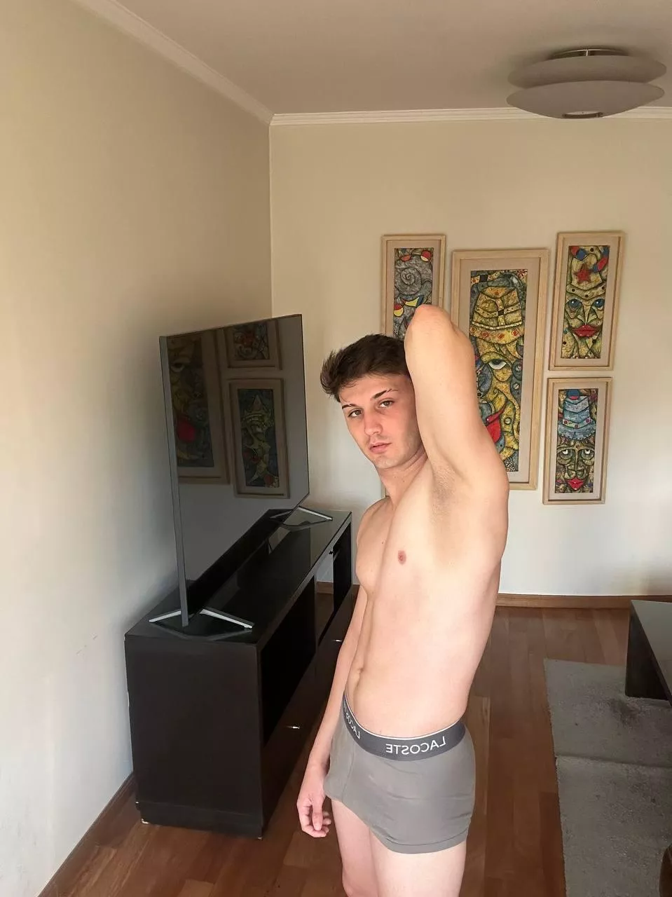 The TV is big as me :3