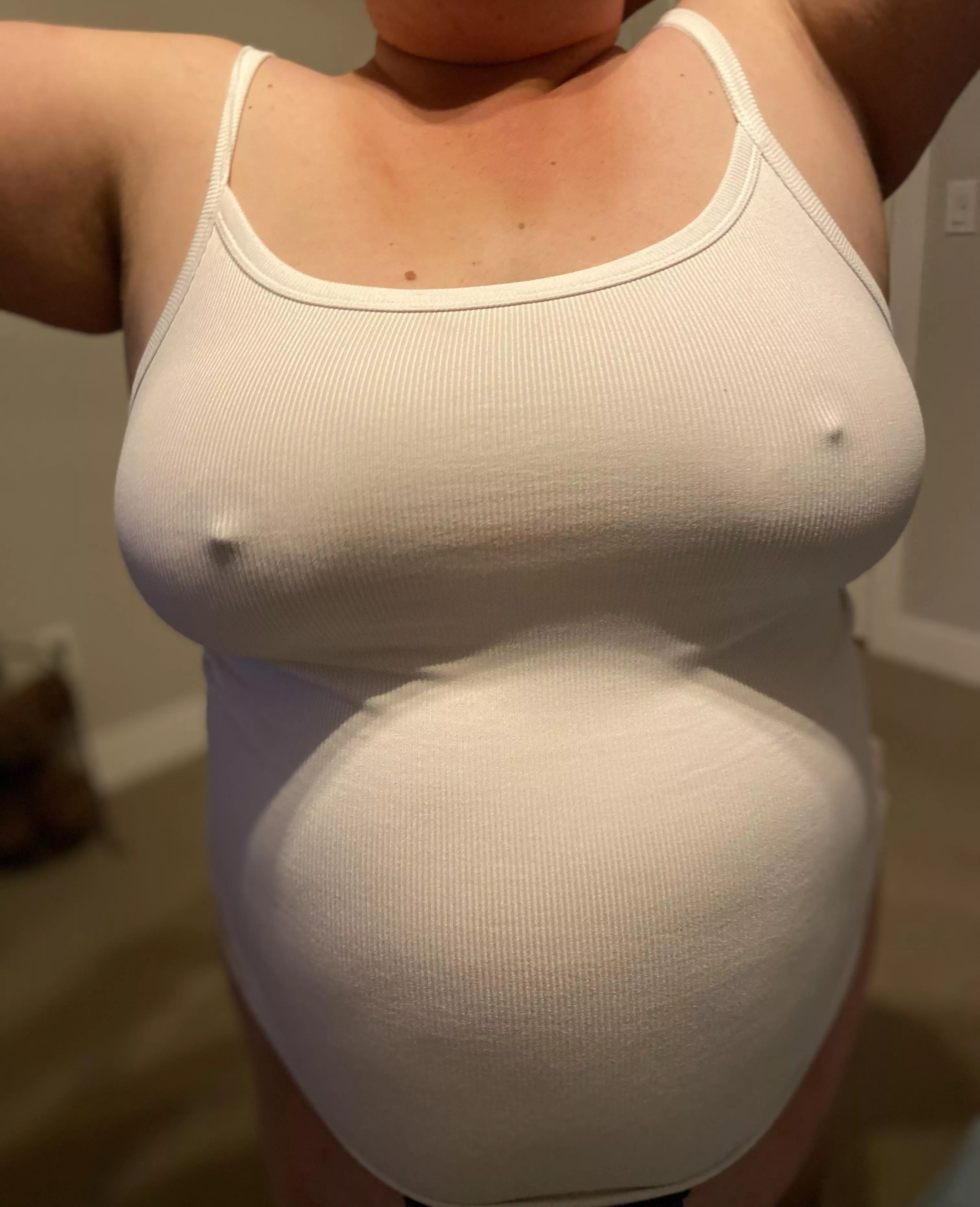 White tank top never disappoints. 