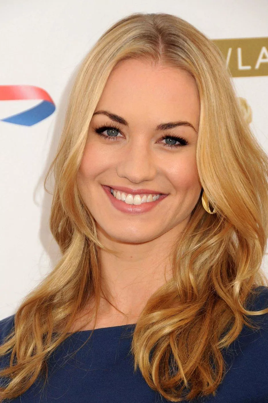 Yvonne Strahovski 