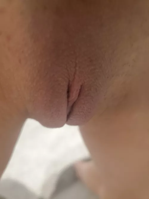 A detailed close up of a little innie. 